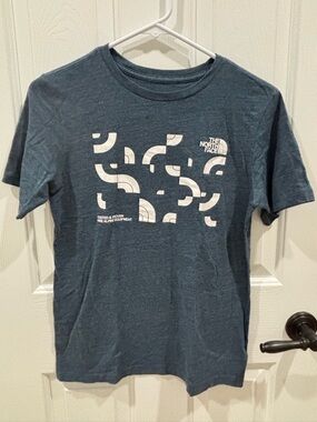 The North Face Boy's/Unisex Short Sleeve Crew T-Shirt in Navy with White Graphic